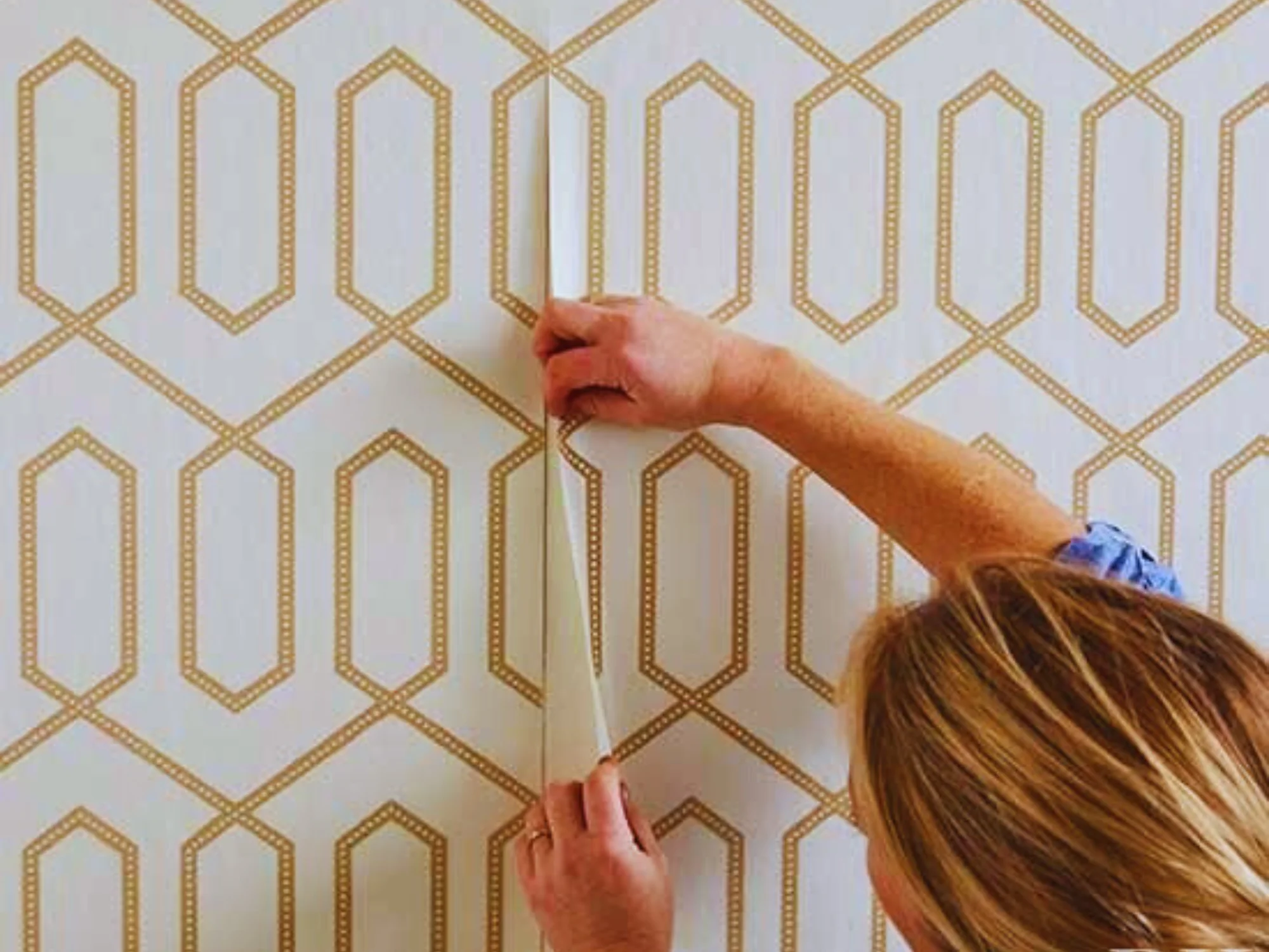 Wallpaper Fixing Experts in Dubai: Transform Your Space with Professional Touch