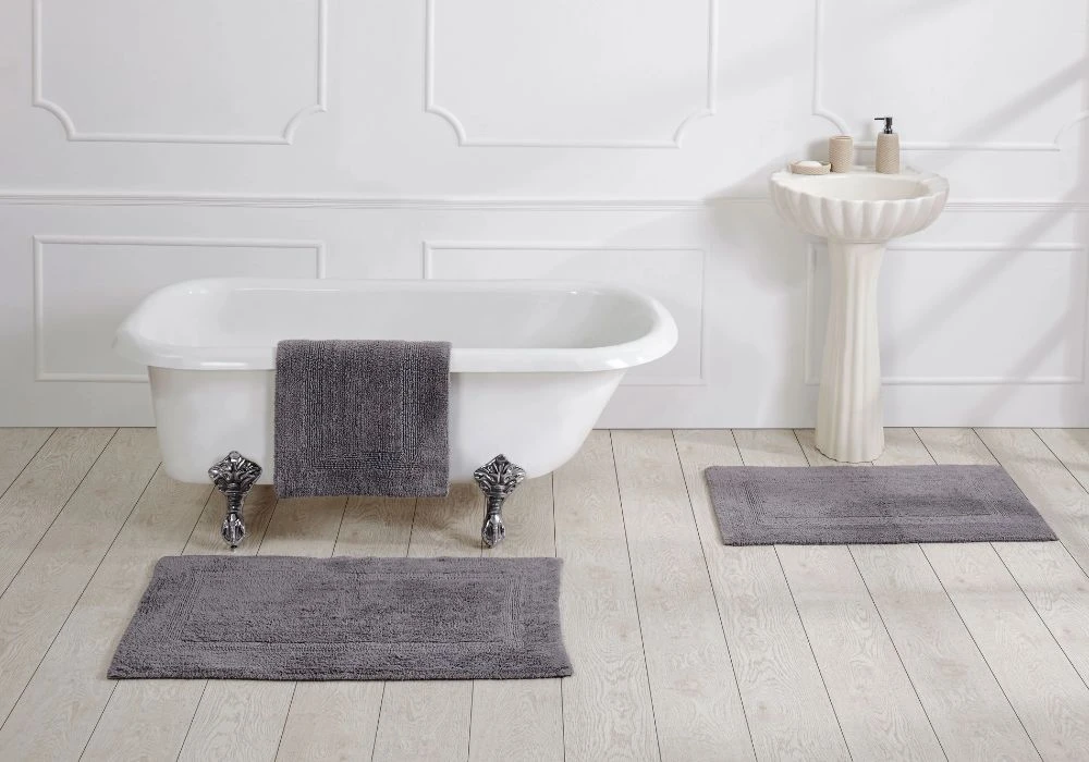 Quick-dry absorbent rugs for luxury bathrooms.