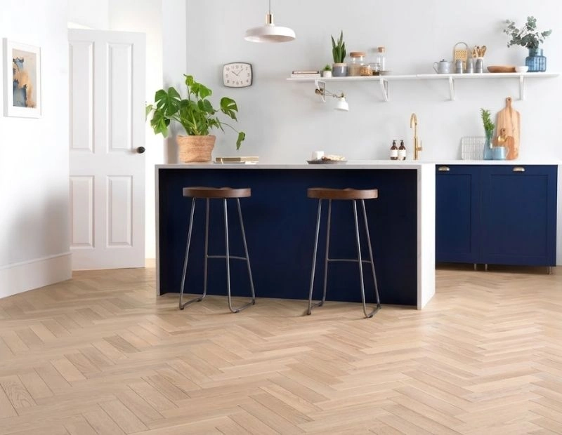 Kitchen breakfast bar with light flooring