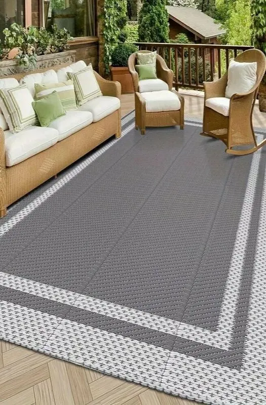 Outdoor mats in Dubai gray border
