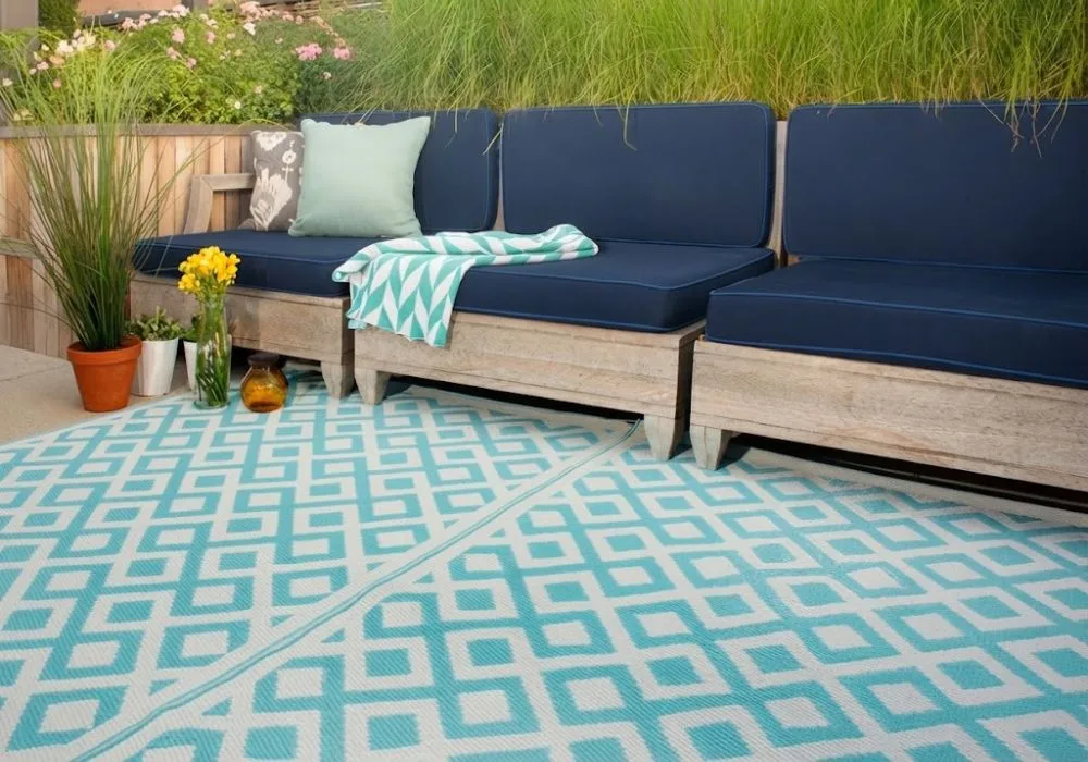 Outdoor mats in Dubai blue trellis