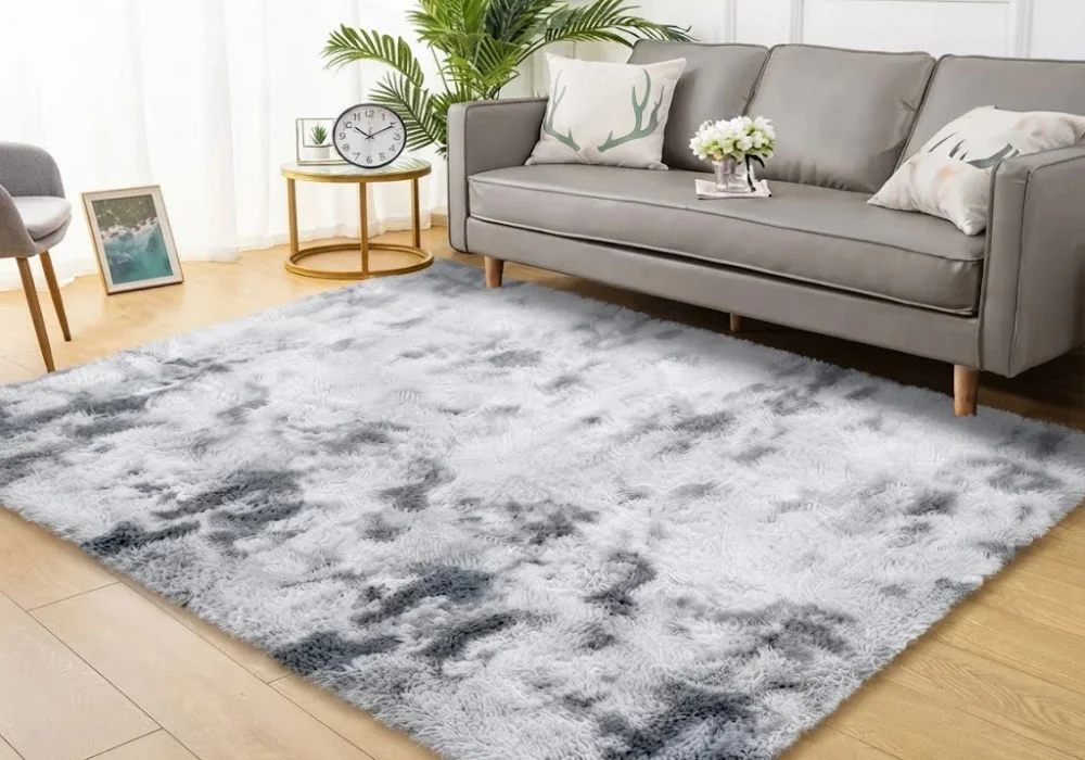 Light grey and white shaggy rug in UAE living room.