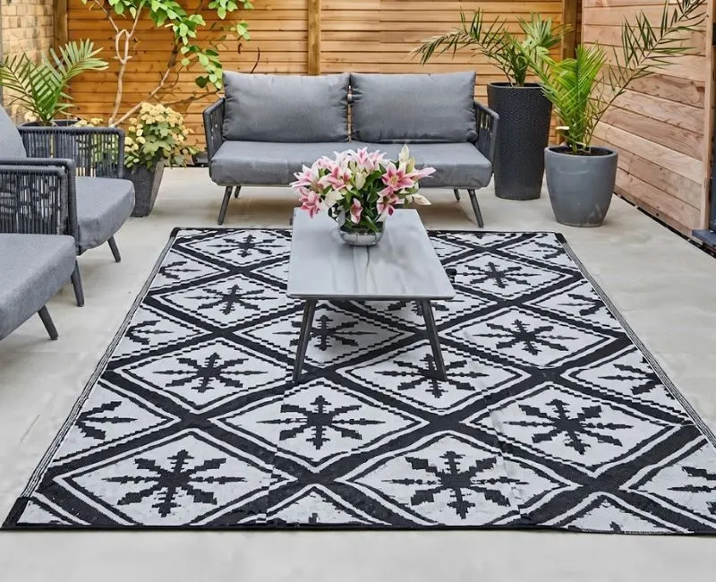Black and white geometric pattern carpet