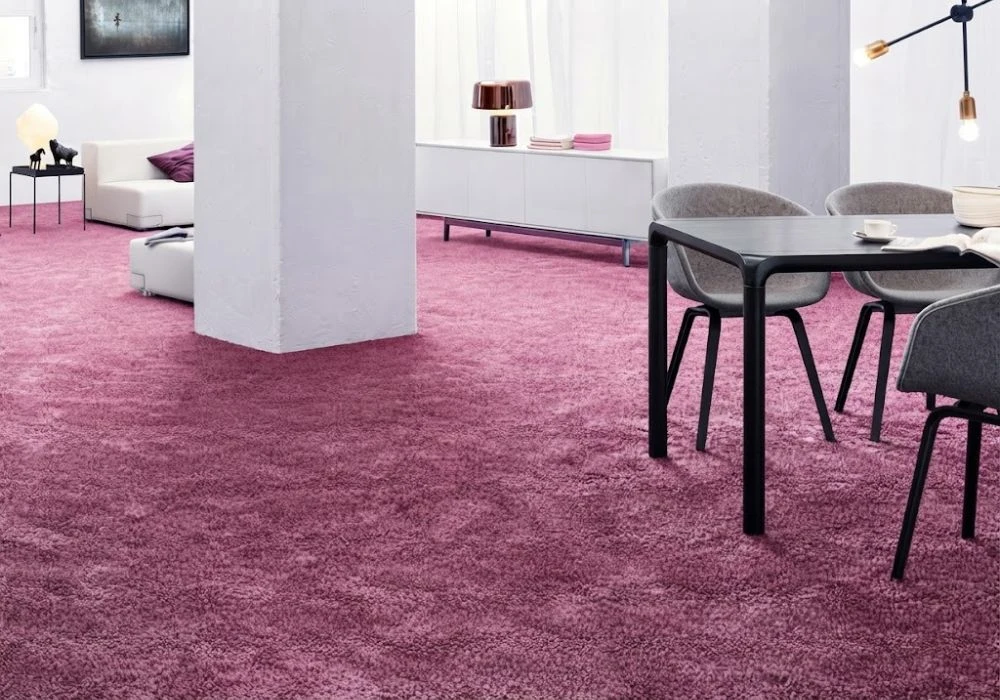 Mauve wool carpet in Dubai modern lounge