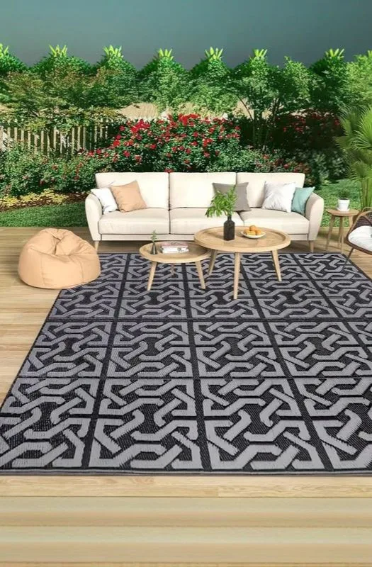 Outdoor mats in Dubai geometric black