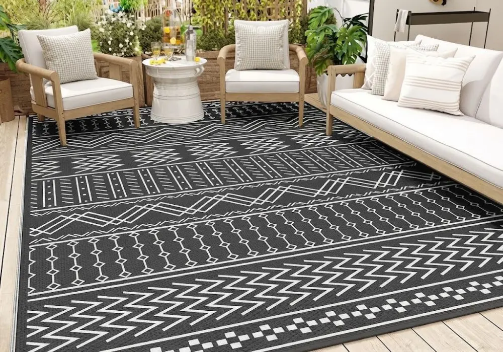 Outdoor mats in Dubai black geometric